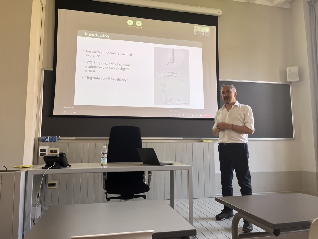 Dr Alberto Acerbi presenting a lecture on cultural evolution